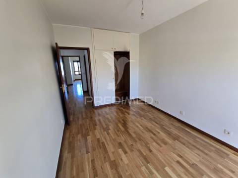 Apartamento t2 com garagem ao márquez