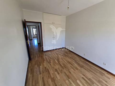 Apartamento t2 com garagem ao márquez