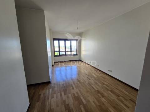 Apartamento t2 com garagem ao márquez