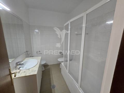 Apartamento t2 com garagem ao márquez