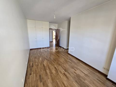 Apartamento t2 com garagem ao márquez