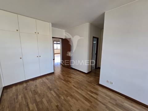 Apartamento t2 com garagem ao márquez