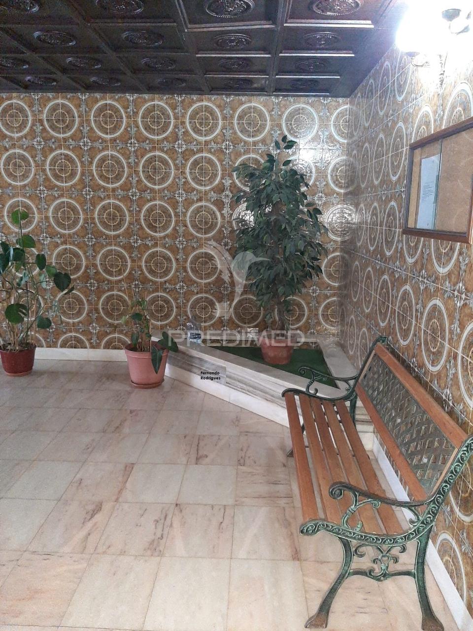 Apartamento em  remodelação total, edificio com duas frentes solares, em oeiras