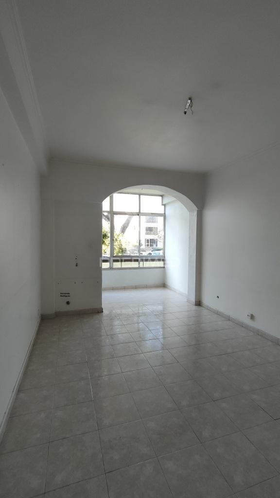Apartamento em  remodelação total, edificio com duas frentes solares, em oeiras