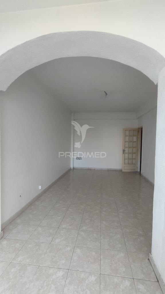 Apartamento em  remodelação total, edificio com duas frentes solares, em oeiras