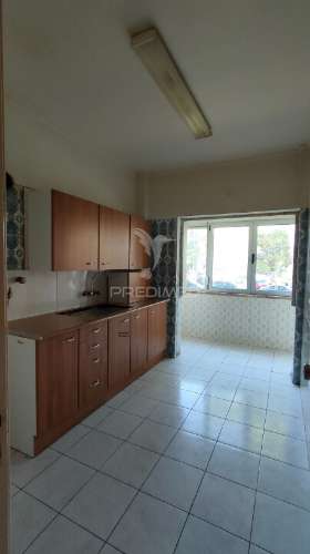 Apartamento em  remodelação total, edificio com duas frentes solares, em oeiras