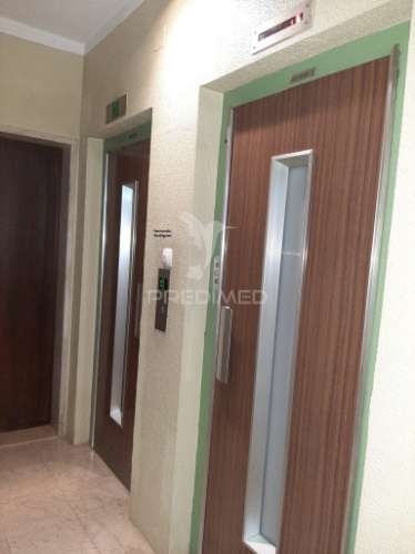 Apartamento em  remodelação total, edificio com duas frentes solares, em oeiras