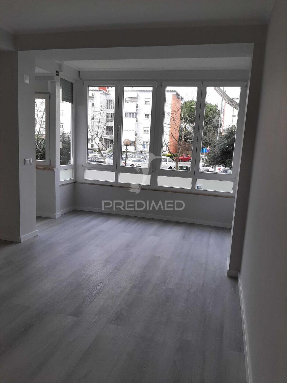 Apartamento t2, remodelação moderna a estrear, edificio com duas frentes solares, em oeiras