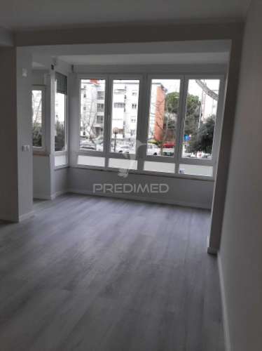 Apartamento t2, remodelação moderna a estrear, edificio com duas frentes solares, em oeiras