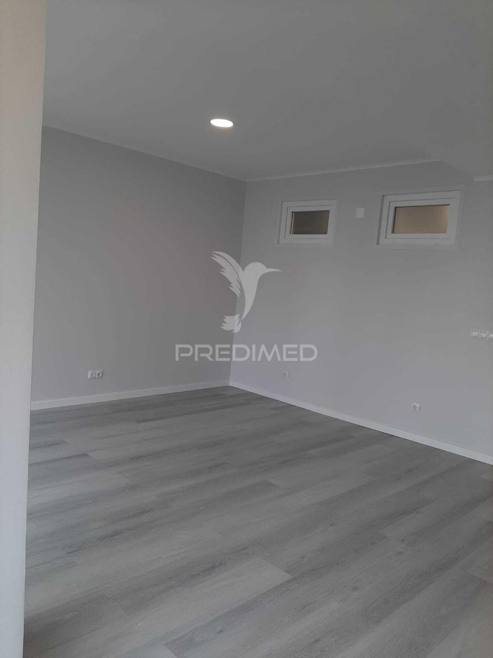 Apartamento t2, remodelação moderna a estrear, edificio com duas frentes solares, em oeiras