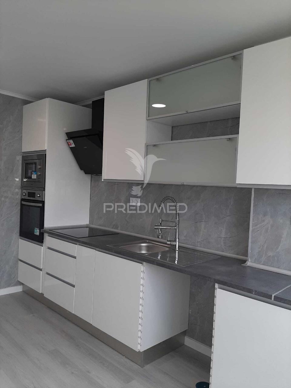 Apartamento t2, remodelação moderna a estrear, edificio com duas frentes solares, em oeiras