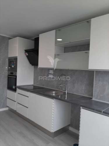 Apartamento t2, remodelação moderna a estrear, edificio com duas frentes solares, em oeiras