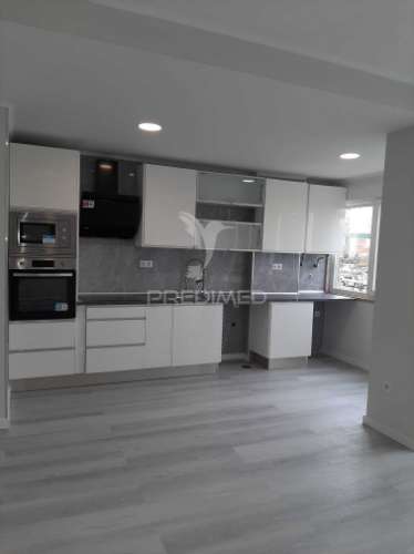 Apartamento t2, remodelação moderna a estrear, edificio com duas frentes solares, em oeiras