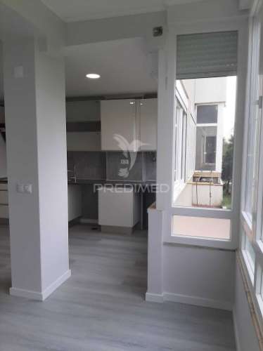 Apartamento t2, remodelação moderna a estrear, edificio com duas frentes solares, em oeiras