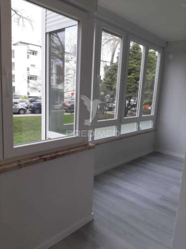 Apartamento t2, remodelação moderna a estrear, edificio com duas frentes solares, em oeiras