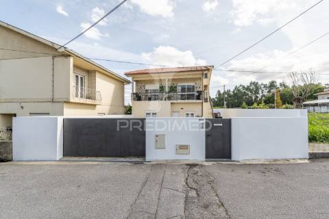 Moradia individual de tipologia t4 bi-familiar