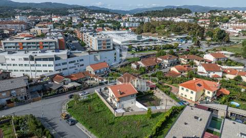 Moradia individual de tipologia t4 bi-familiar