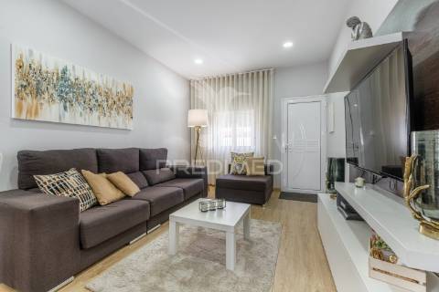 Moradia individual de tipologia t4 bi-familiar