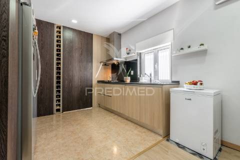 Moradia individual de tipologia t4 bi-familiar