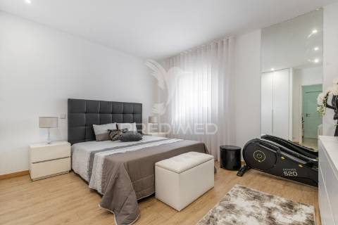 Moradia individual de tipologia t4 bi-familiar