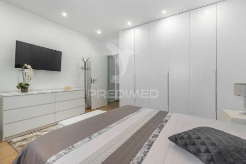 Moradia individual de tipologia t4 bi-familiar