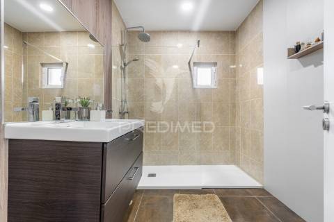 Moradia individual de tipologia t4 bi-familiar