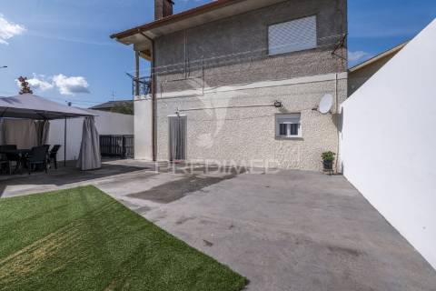 Moradia individual de tipologia t4 bi-familiar