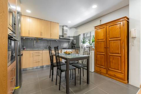 Moradia individual de tipologia t4 bi-familiar