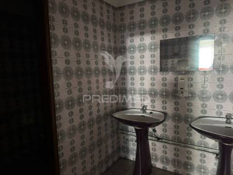 Armazém zona central na cruz de pau