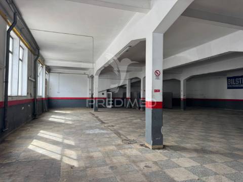 Armazém zona central na cruz de pau