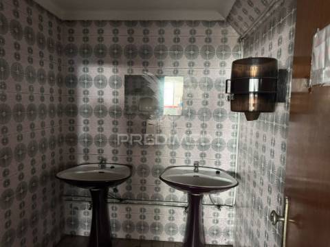 Armazém zona central na cruz de pau