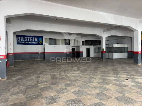 Armazém zona central na cruz de pau