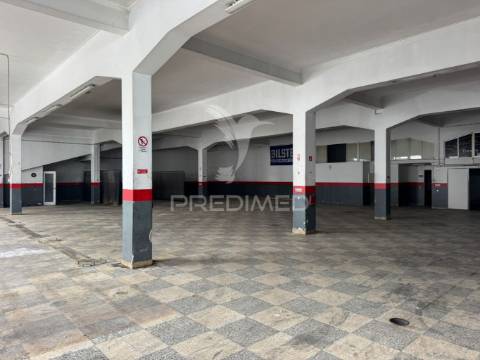 Armazém zona central na cruz de pau