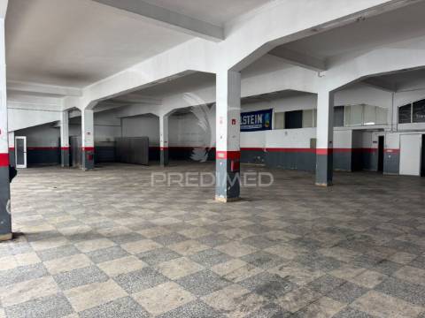 Armazém zona central na cruz de pau