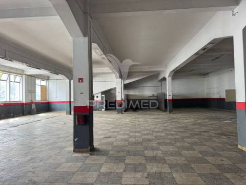 Armazém zona central na cruz de pau