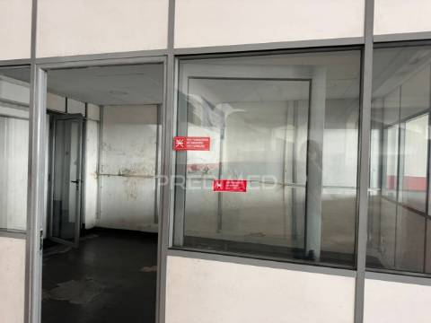 Armazém zona central na cruz de pau