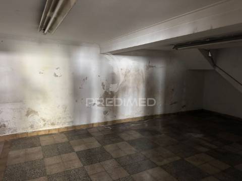 Armazém zona central na cruz de pau