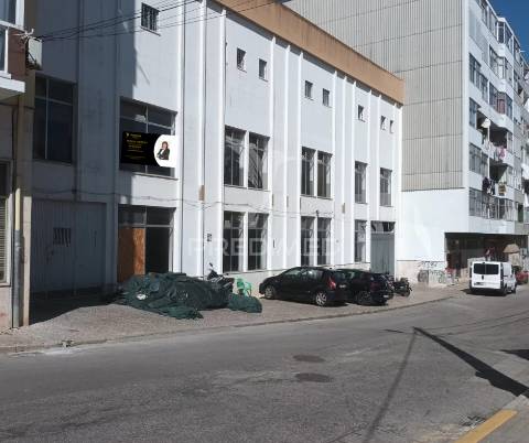 Armazém zona central na cruz de pau