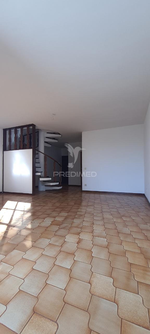 Arrenda-se t3 duplex próximo do alameda shopping