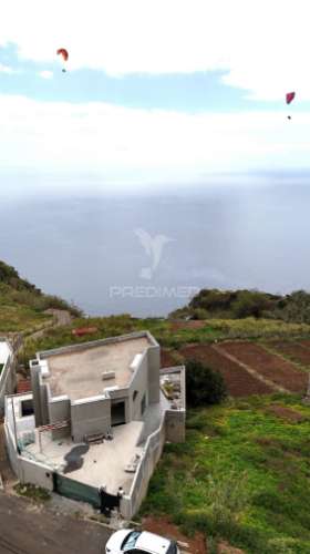 Moradia isolada em construção com piscina e vista mar infinita