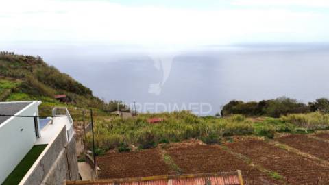 Moradia isolada em construção com piscina e vista mar infinita