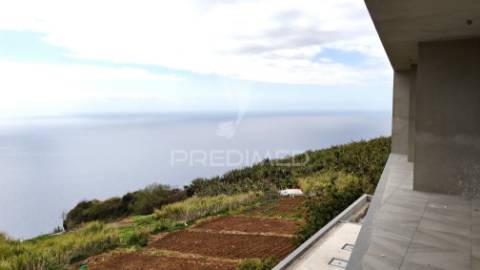 Moradia isolada em construção com piscina e vista mar infinita