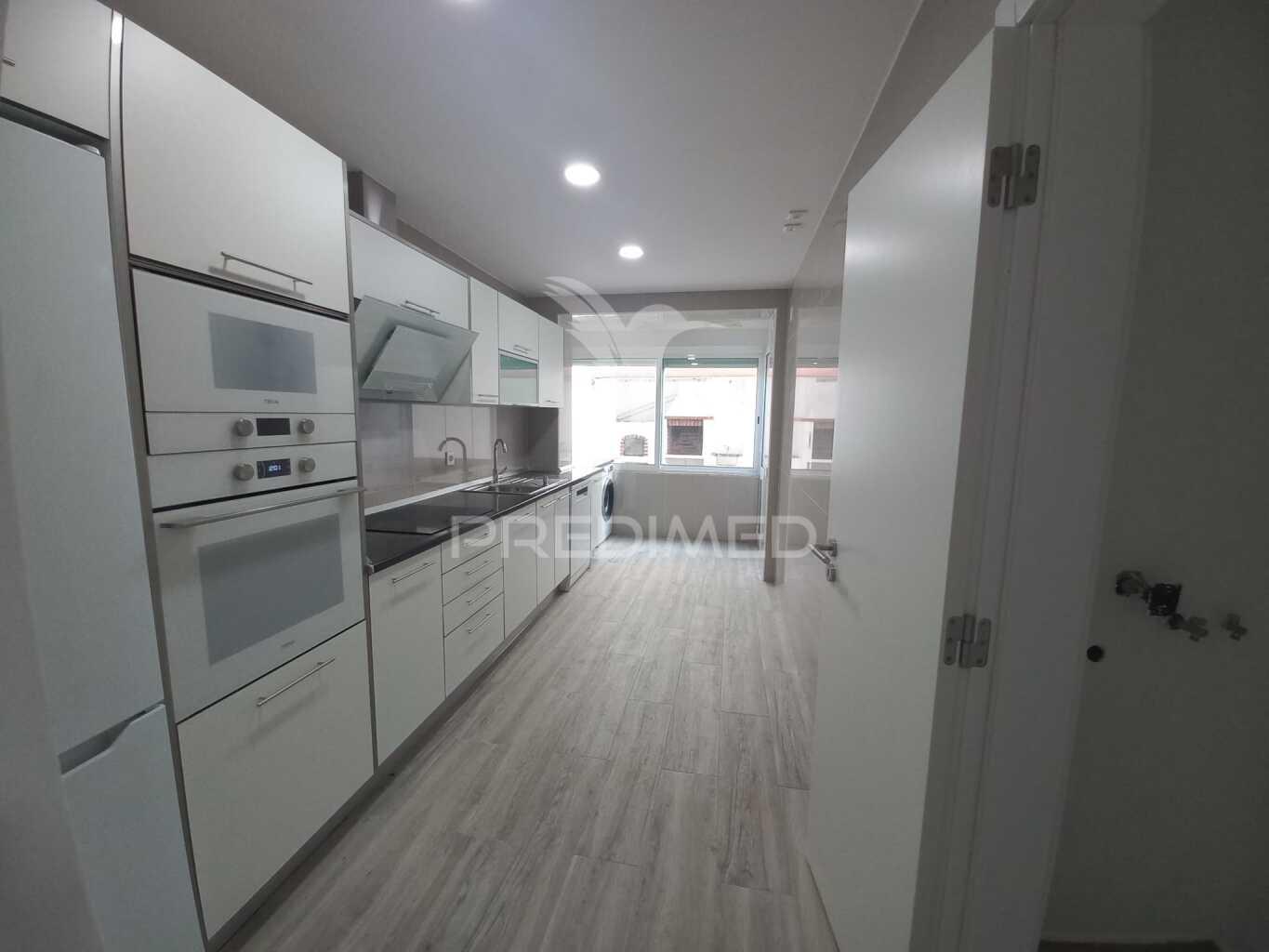 Apartamento t2 remodelado com logradouro na ericeira