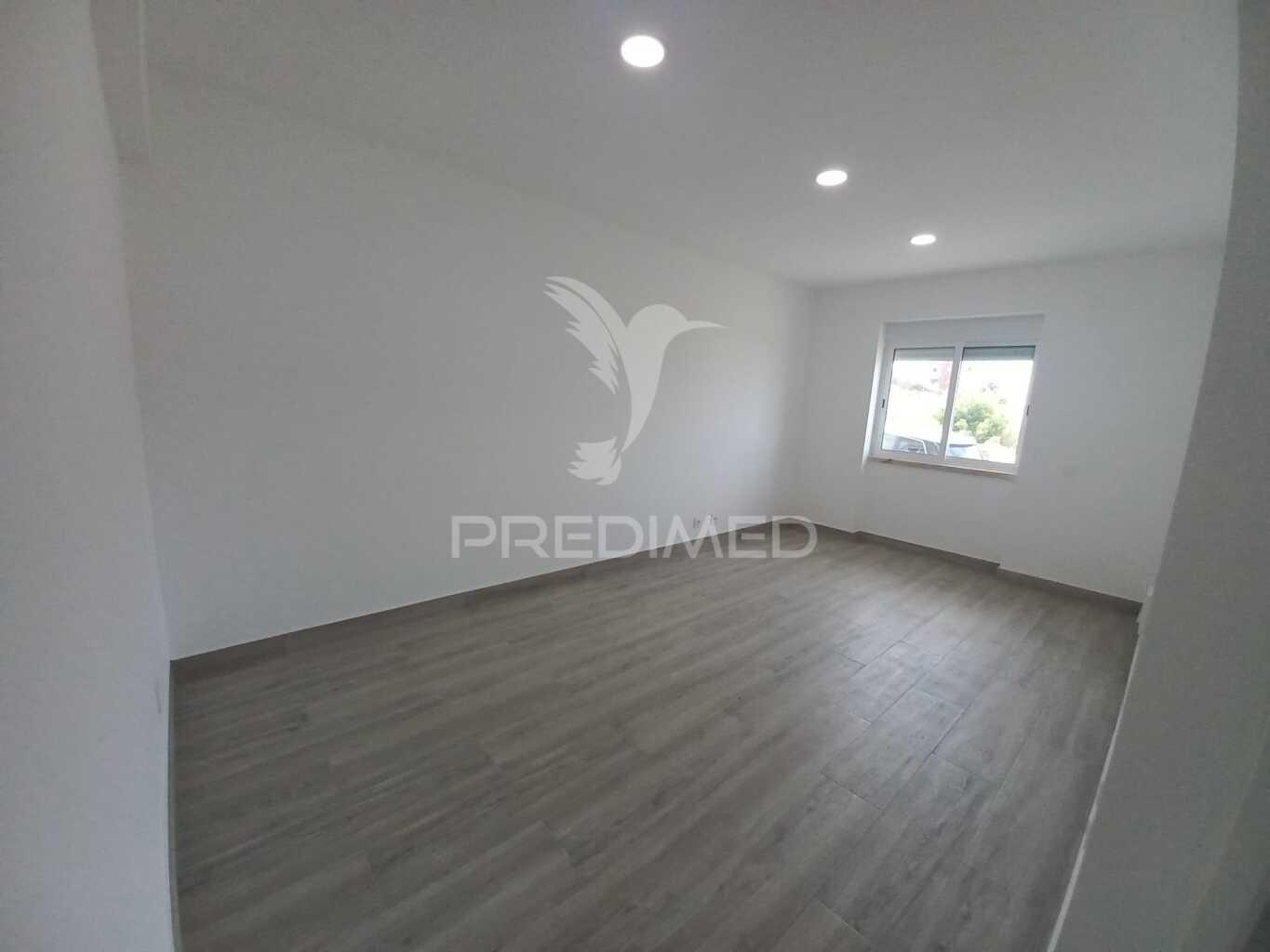 Apartamento t2 remodelado com logradouro na ericeira