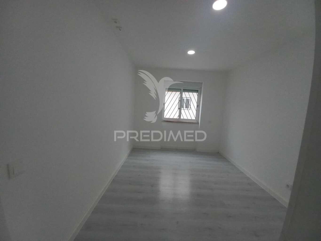 Apartamento t2 remodelado com logradouro na ericeira