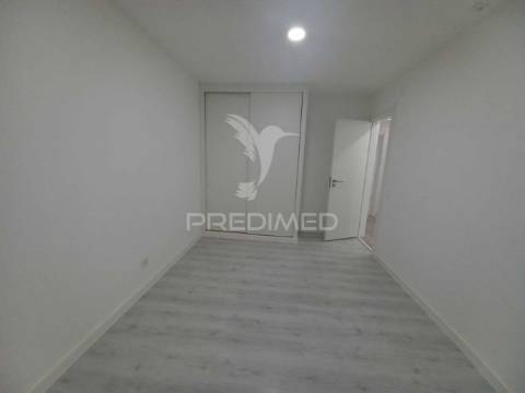 Apartamento t2 remodelado com logradouro na ericeira