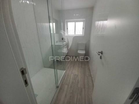 Apartamento t2 remodelado com logradouro na ericeira