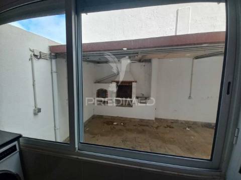 Apartamento t2 remodelado com logradouro na ericeira