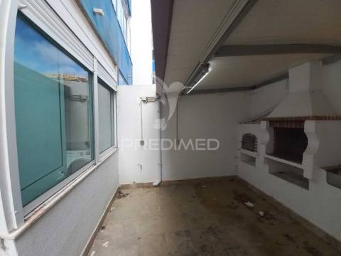 Apartamento t2 remodelado com logradouro na ericeira