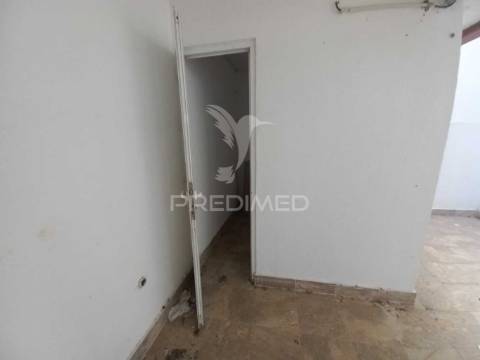 Apartamento t2 remodelado com logradouro na ericeira